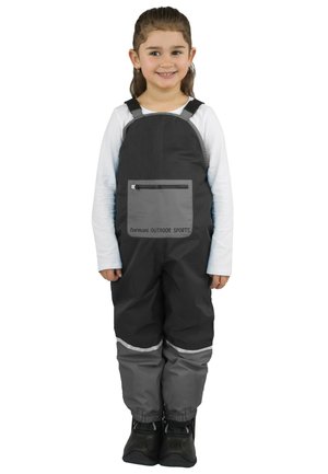 Schwarze und graue Outdoor-Latzhose mit verstellbaren Trägern, einer Fronttasche und reflektierenden Akzenten, kombiniert mit schwarzen wasserdichten Stiefeln.
