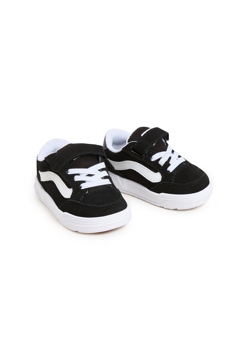 Zwarte suède sneakers met witte accenten, voorzien van veters en een klittenbandsluiting. Geronde neus en gestructureerde rubberen zolen.