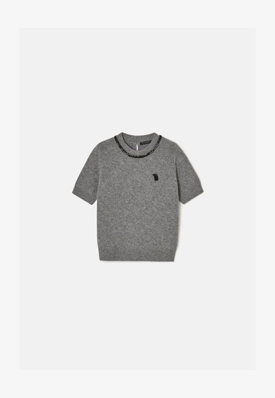 Γκρίζο κοντομάνικο πουλόβερ από μαλακό υλικό, με κολάρο διακοσμημένο με χάντρες, ένα μικρό λογότυπο στο στήθος και ριμπ τελειώματα στη βάση και στα μανίκια.