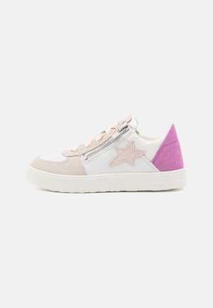 Baskets avec un corps en tissu blanc, des accents en daim rose, un détail en forme d'étoile sur le côté et une fermeture éclair. Comprend des lacets rose et beige.