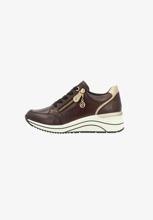 Zapatilla de cuero marrón con cordones negros y una cremallera lateral. Presenta una suela en cuña blanca acolchada y detalles metálicos dorados en el talón.
