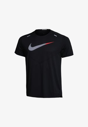 Zwart Nike hardloopshirt met korte mouwen, voorzien van een groot wit en rood swoosh-logo op de borst en reflecterende strepen op de schouders.
