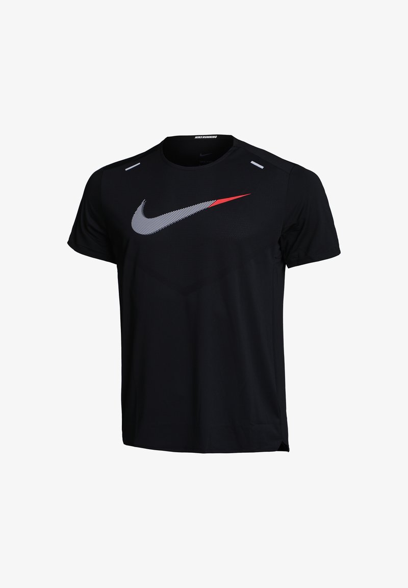 Schwarzes Nike-Laufshirt mit kurzen Ärmeln, großem weißen und roten Swoosh-Logo auf der Brust und reflektierenden Streifen auf den Schultern.