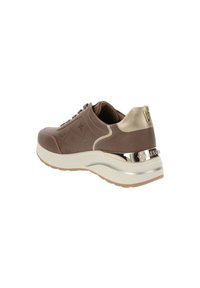 Zapatilla sintética marrón con textura suave, presenta un acabado metálico dorado en el talón, una mediasuela blanca y un patrón decorativo de logotipos.