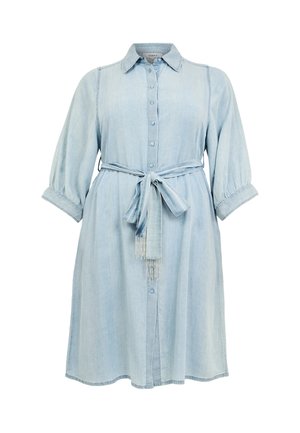 Robe chemise en denim bleu clair avec boutons sur le devant, manches 3/4 bouffantes, col et ceinture à nouer à la taille avec extrémités ornées.