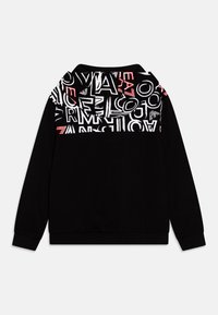 Felpa nera con maniche lunghe, dotata di cappuccio e pannello superiore della schiena coperto da lettere e simboli in grassetto bianchi e rossi.