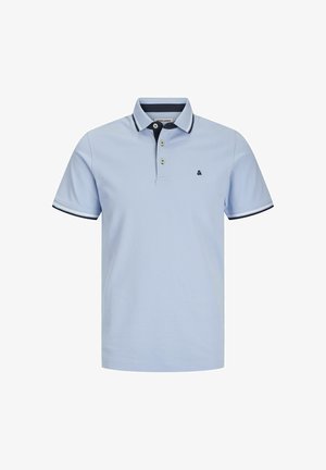 Valkoinen polo-paita, joka on valmistettu puuvillasta ja jossa on musta kaulus ja hihansuut, kahden napin lista ja pieni logo rinnassa. Yksinkertainen rakenne.