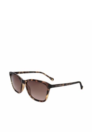 Occhiali da sole quadrati con motivo tartarugato, lenti a gradiente marrone scuro e aste sottili, marchiati Ted Baker sul lato.