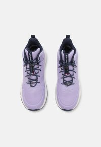 Ljubičaste sportske tenisice s mrežastim gornjim dijelom, kontrastnim mornarsko plavim detaljima, elastičnim vezicama i podstavljenim ovratnikom za udobnost.