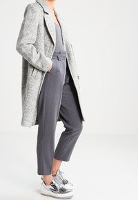 KIOMI Tygbyxor - mottled grey