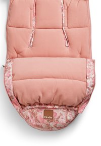 Lyserød polstret babyklapvogns-fodpose med blomsterprintede kanter og justerbare snore, mærket "Elodie" på en brun etiket.