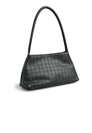 Sac à main noir avec une longue poignée incurvée et une surface texturée tissée, présenté sur fond blanc.