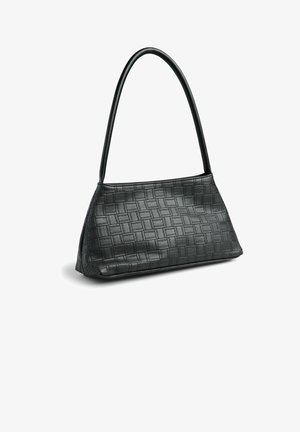 Sac à main noir avec une longue poignée incurvée et une surface texturée tissée, présenté sur fond blanc.