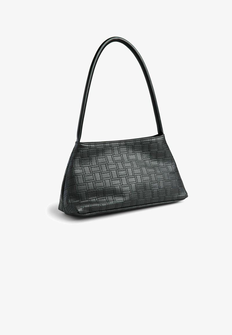 Sac à main noir avec une longue poignée incurvée et une surface texturée tissée, présenté sur fond blanc.