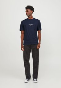 Jack & Jones JORVESTERBRO CREW NECK - Marškinėliai su spaudiniu - sky captain