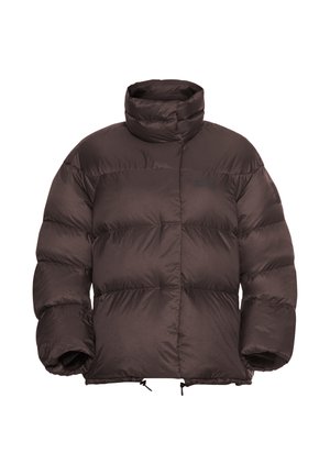 Braune Pufferjacke mit hohem Kragen, gestepptem Design und elastischen Bündchen. Mit Kordelzug am Saum und einem dezenten Logo-Detail.