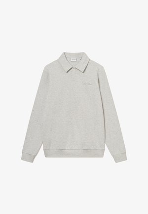 Jasnoszara bluza z długim rękawem, z kołnierzykiem polo i ściągaczami przy rękawach. Ma delikatne haftowane logo na piersi. Miękka tekstura materiału.