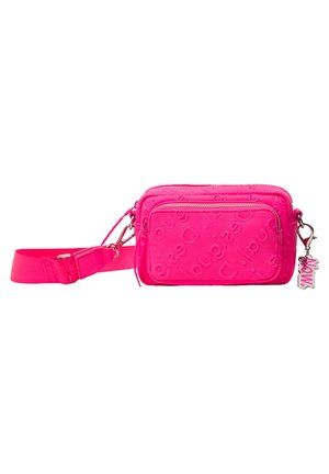 Sac bandoulière rose vif avec texte embossé, poche avant zippée, sangle réglable et porte-clés coloré "WOW" attaché.