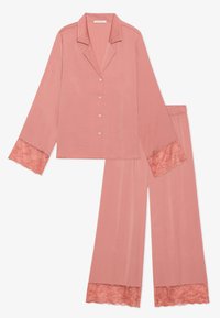 Pyzamový set z jemného ružového materiálu, pozostávajúci z košele s golierom a dlhým rukávom s gombíkmi a čipkovými akcentmi na manžetách a lemoch nohavíc.