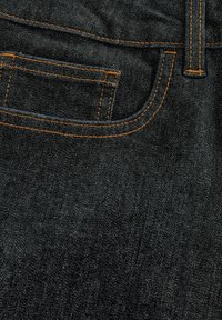 Tăsătură de denim închis, cu un buzunar din spate cu cusătură contrastantă portocalie și o textură netedă. Fără motive sau accesorii vizibile.