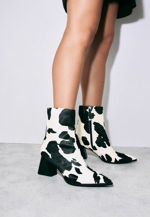 Next REGULAR FIT - FOREVER COMFORT  - Klasszikus bokacsizmák - animal cow print leather