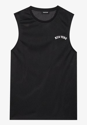Svart ermeløs mesh tank topp med rund hals. Har "NEW YORK" trykket i hvit buet tekst foran. Lett og pustende stoff.