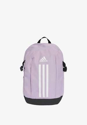 Mochila lila con tres rayas blancas y logo, cuenta con correas ajustables, bolsillos laterales y una base negra para mayor estabilidad.