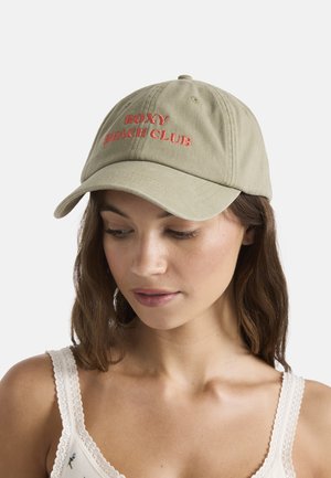 Oliwkowa bawełniana czapka z daszkiem z wyhaftowanym napisem „ROXY BEACH CLUB” w kolorze koralowym. Posiada zakrzywiony daszek i regulowany pasek z tyłu.