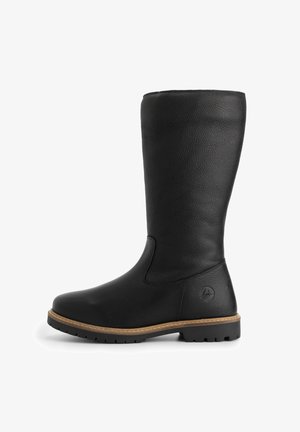 Lange zwarte leren laars met een platte zool, bruine welt-stiksels en een klein blindgeperst logo nabij de hak op een witte achtergrond.