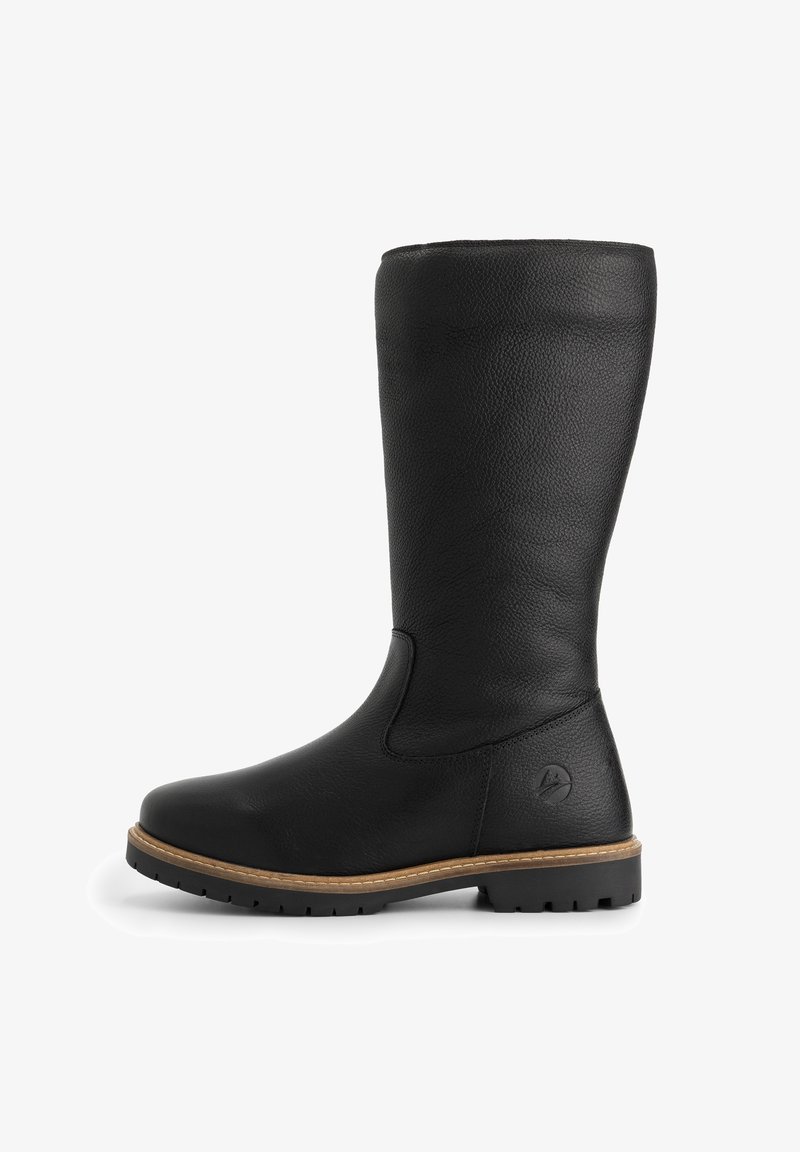 Lange zwarte leren laars met een platte zool, bruine welt-stiksels en een klein blindgeperst logo nabij de hak op een witte achtergrond.