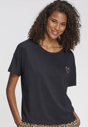 Schwarzes Baumwoll-T-Shirt mit einer lockeren Passform und kurzen Ärmeln. Mit einem goldenen Leopardenmuster-Herzdruck auf der linken Brustseite.