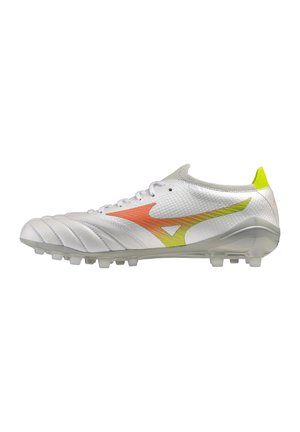 Weißer Fußballschuh mit orange-gelbem seitlichem Logo, grauem Kragen, neongelbem Fersenlasche und genoppter Sohle für Gras.