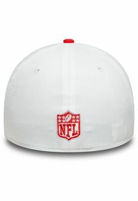 Gorra de béisbol blanca con un botón superior rojo. Presenta un logo de la NFL bordado en rojo con estrellas. Confeccionada en un tejido resistente, de textura suave.