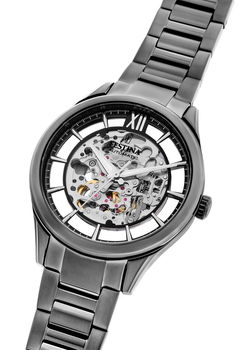 Reloj de pulsera de acero inoxidable negro con un dial esqueleto, que muestra la mecánica interna. Presenta marcadores de hora en blanco y manecillas en tono plateado.