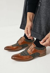 Next CHECK BROGUE REGULAR FIT - Derbies & Richelieus - tan brown