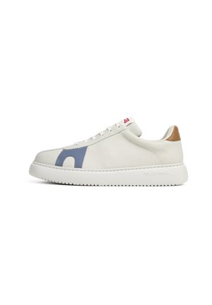 Bílá nízká teniska s modrým bočním akcentem, koňakovou patkovou záložkou, bílými tkaničkami a tlustou gumovou podrážkou, pohled ze strany.