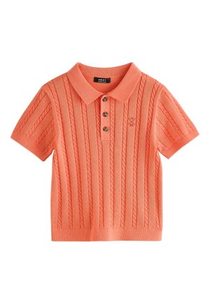 Korálovo pletené polo s krátkym rukávom, vzormi kábla, tromi gombíkmi a malým vyšívaným logom na hrudi.