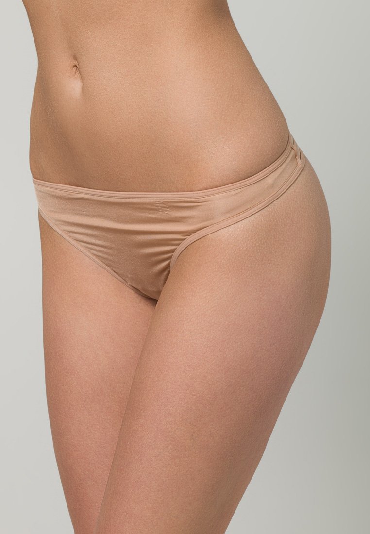 Tan-farvet bikini bund lavet af glat, strækbart stof med et lavt talje-design og minimal dækning. Har en tynd taljebånd.