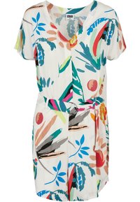 Kleurvolle bloemenprint jurk met korte mouwen, V-hals, een ceintuur in de taille met een roze riem en een lichtgewicht stof. Dominante kleuren zijn wit, groen en oranje.