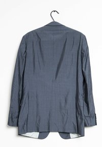Mörkgrå kavaj med vertikala ränder, enkel slits och en slät yta. Har en krok för upphängning och en skräddarsydd design.