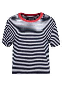 Camiseta de manga corta a rayas en azul marino y blanco con cuello redondo rojo, que presenta un pequeño logotipo en el área del pecho izquierdo. Material de algodón.