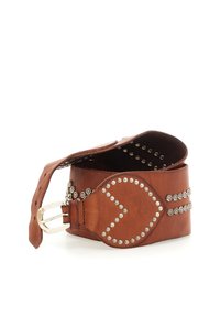 Cintura in pelle marrone con dettagli di borchie, una fibbia rettangolare e ornamenti intricati lungo il cinturino.