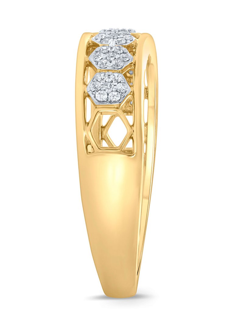 Goldring mit drei Gruppen von runden, klaren Edelsteinen, die in einem strukturierten, rechteckigen Band eingearbeitet sind. Offene geometrische Akzente an den Seiten.