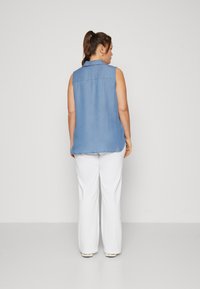 Vero Moda Curve VMCHARPER COLLAR  - Pluus - medium blue denim