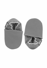 Graue, weiche Babystiefel mit elastischen Öffnungen, glatter Textur und abgerundeten Zehen, die an einer Seite ein Etikett zur Größenidentifikation tragen.