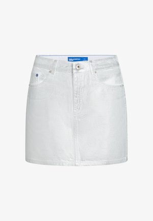 Fustă mini din denim alb cu nasturi și fermoar frontal, curele pentru centură și două buzunare frontale, etichetată Karl Lagerfeld Jeans.