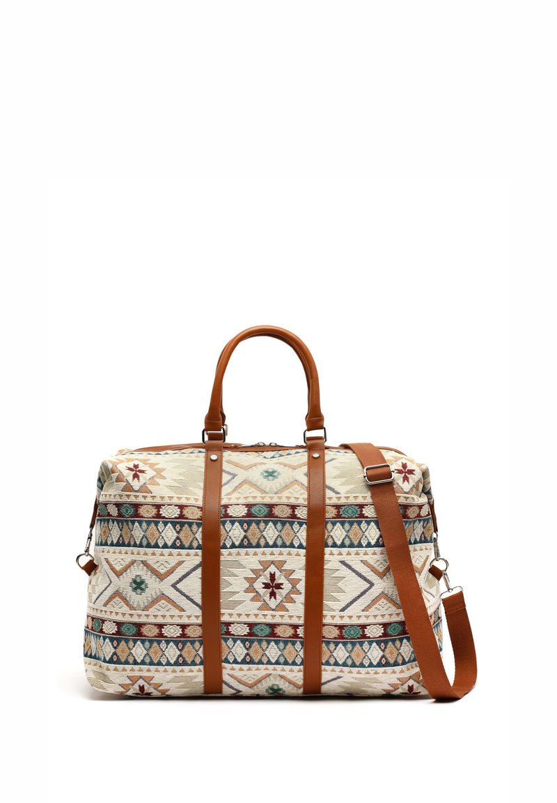 Duffle bag dengan pola anyaman berwarna krim, menampilkan desain geometris multicolor. Pegangan dan trim kulit cokelat. Penutupan dengan ritsleting.