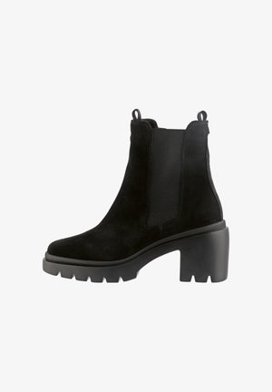 Schwarze Wildleder-Stiefelette mit breitem Absatz, elastischen Seiteneinsätzen und Zugschlaufen auf weißem Hintergrund.