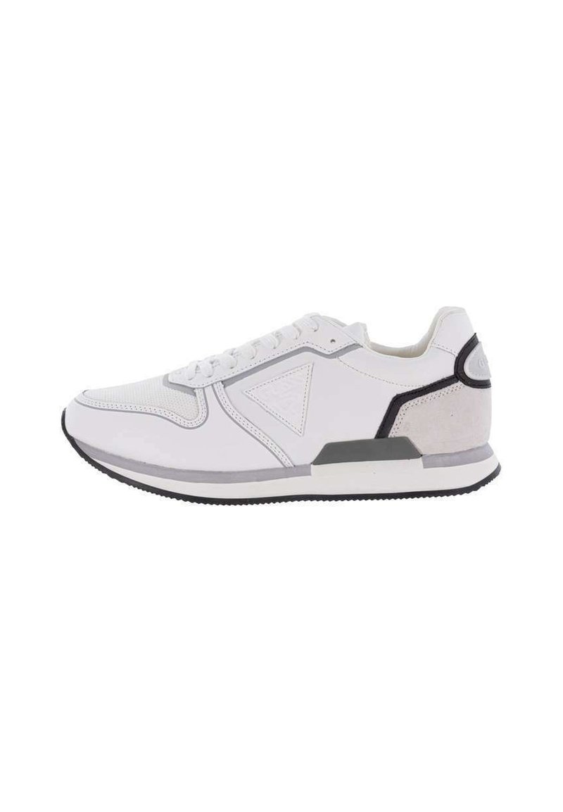 Zapatilla blanca con parte superior texturizada, paneles de acento grises y suela de goma negra. Presenta un diseño de cordones y un cuello acolchado para mayor comodidad.