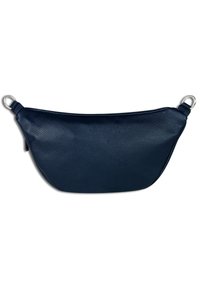 Sac à main en cuir bleu marine avec un design incurvé, une forme plate, une surface texturée et des accents en métal argenté sur la bandoulière. Fermeture zippée.